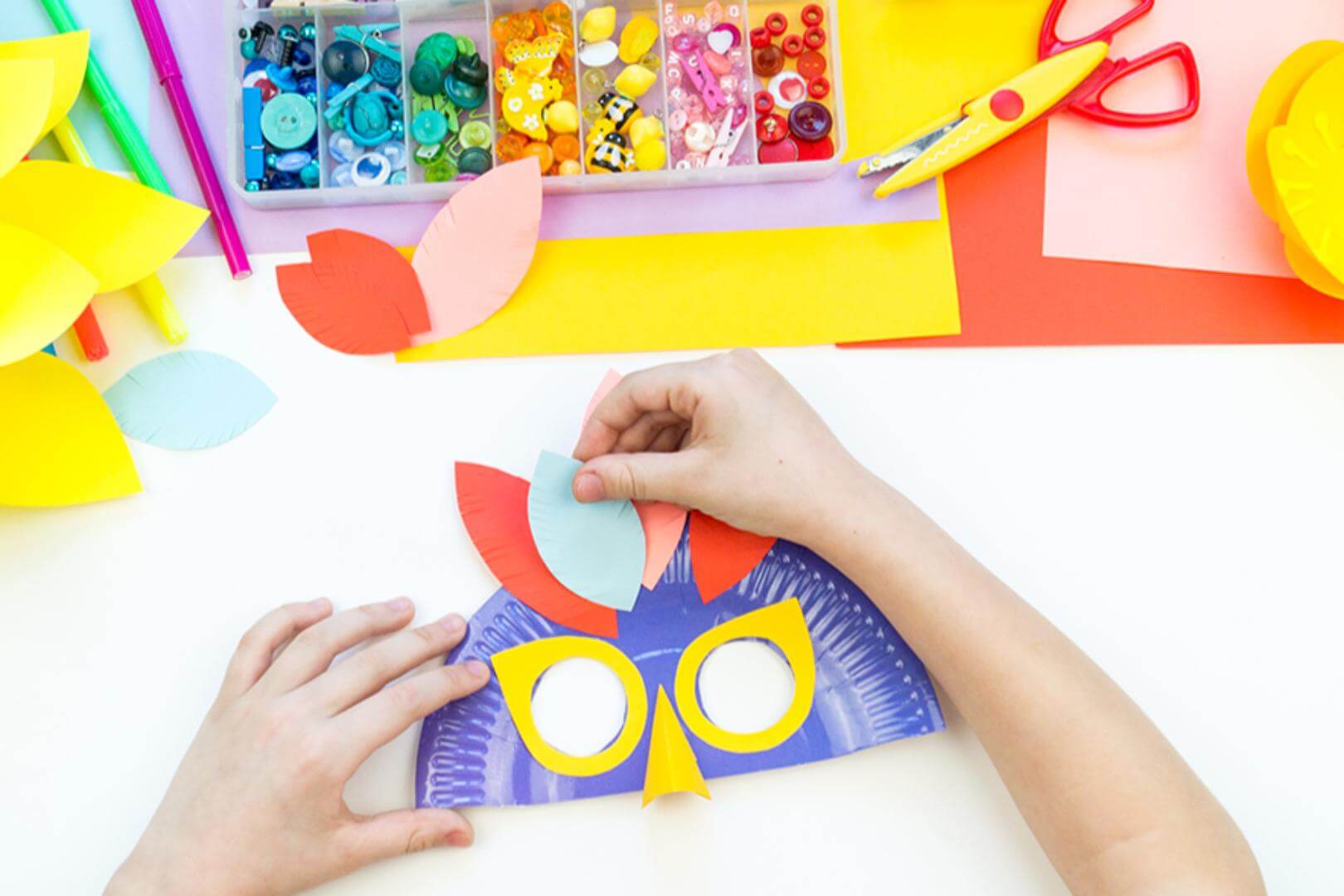 So bastelst du deine eigene Faschingsmaske!