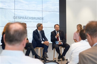 Can arbeitet trotz Sehbehinderung in der Waschküche eines Großkunden Can arbeitet trotz Sehbehinderung in der Waschküche eines Großkunden