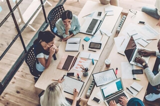 Markas, pubblicato il primo Report di Sostenibilità - persone che lavorano insieme