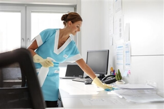Can arbeitet trotz Sehbehinderung in der Waschküche eines Großkunden Can arbeitet trotz Sehbehinderung in der Waschküche eines Großkunden