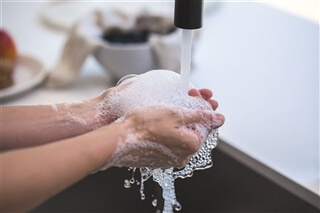 lavare le mani in cucina