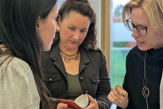 Can arbeitet trotz Sehbehinderung in  der Waschküche eines Großkunden Can arbeitet trotz Sehbehinderung in  der Waschküche eines Großkunden