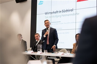 Markas empfängt den österreichischen Minister mit Teilnehmern