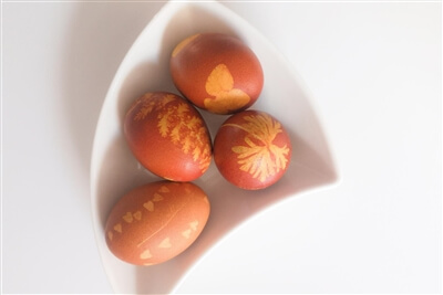 Naturally dyed rustic-looking Easter eggs Naturally dyed rustic-looking Easter eggs