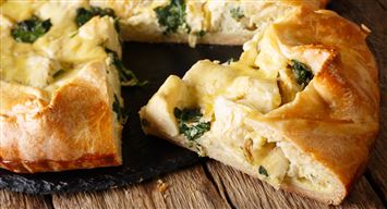 Sfogliata con carciofi, spinaci e feta Sfogliata con carciofi, spinaci e feta