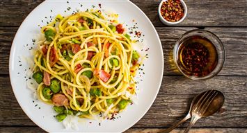 Bucatini con fave, pancetta e pecorino Bucatini con fave, pancetta e pecorino