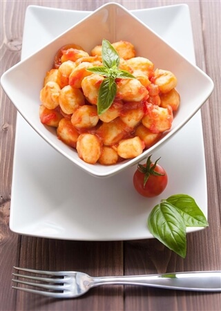 Reading gnocchi labels - basil and tomatoes Reading gnocchi labels - basil and tomatoes
