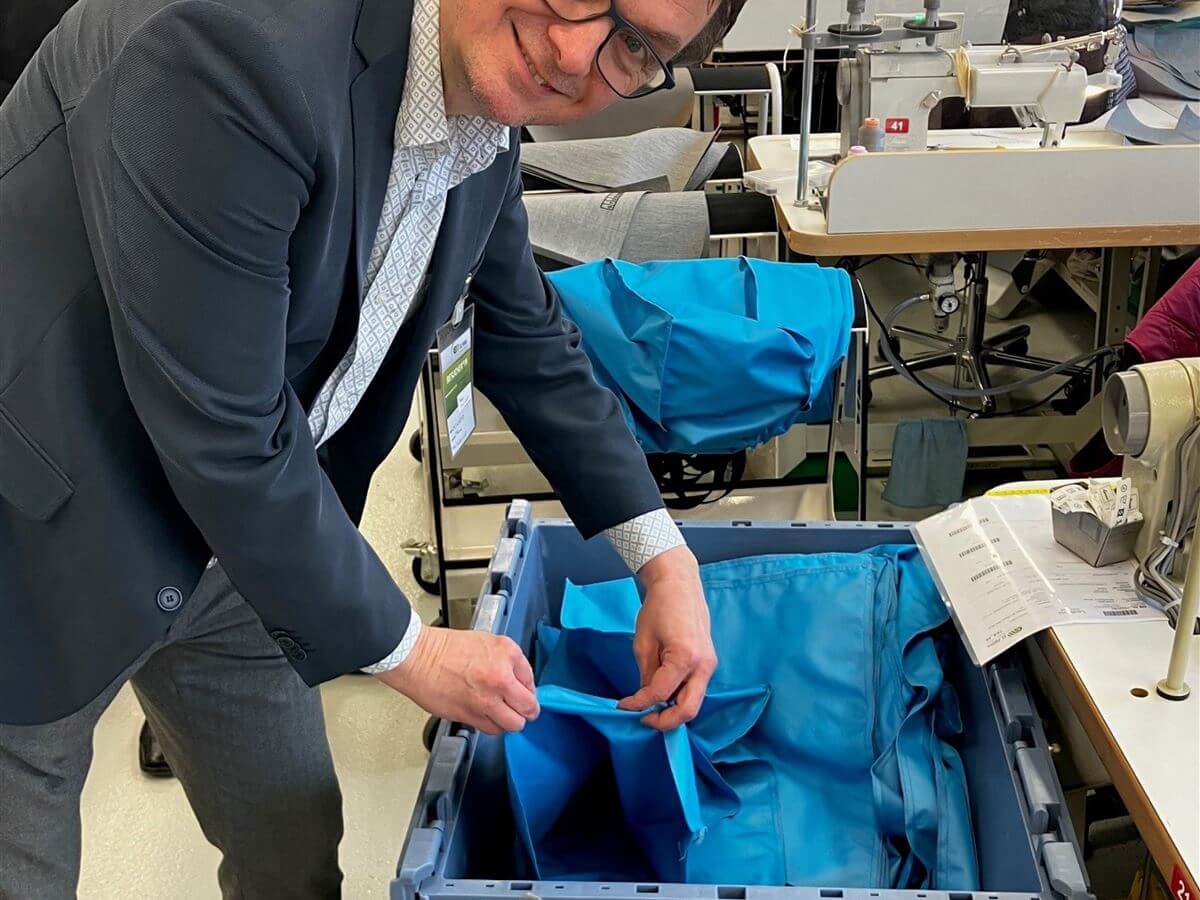 Technical Director Thomas Meindorfer with a prototype of the reusable bag