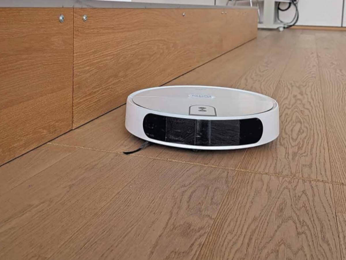 Questi piccoli robot aspirapolvere vengono utilizzati nei corridoi, nelle aule e negli uffici. Questi piccoli robot aspirapolvere vengono utilizzati nei corridoi, nelle aule e negli uffici.