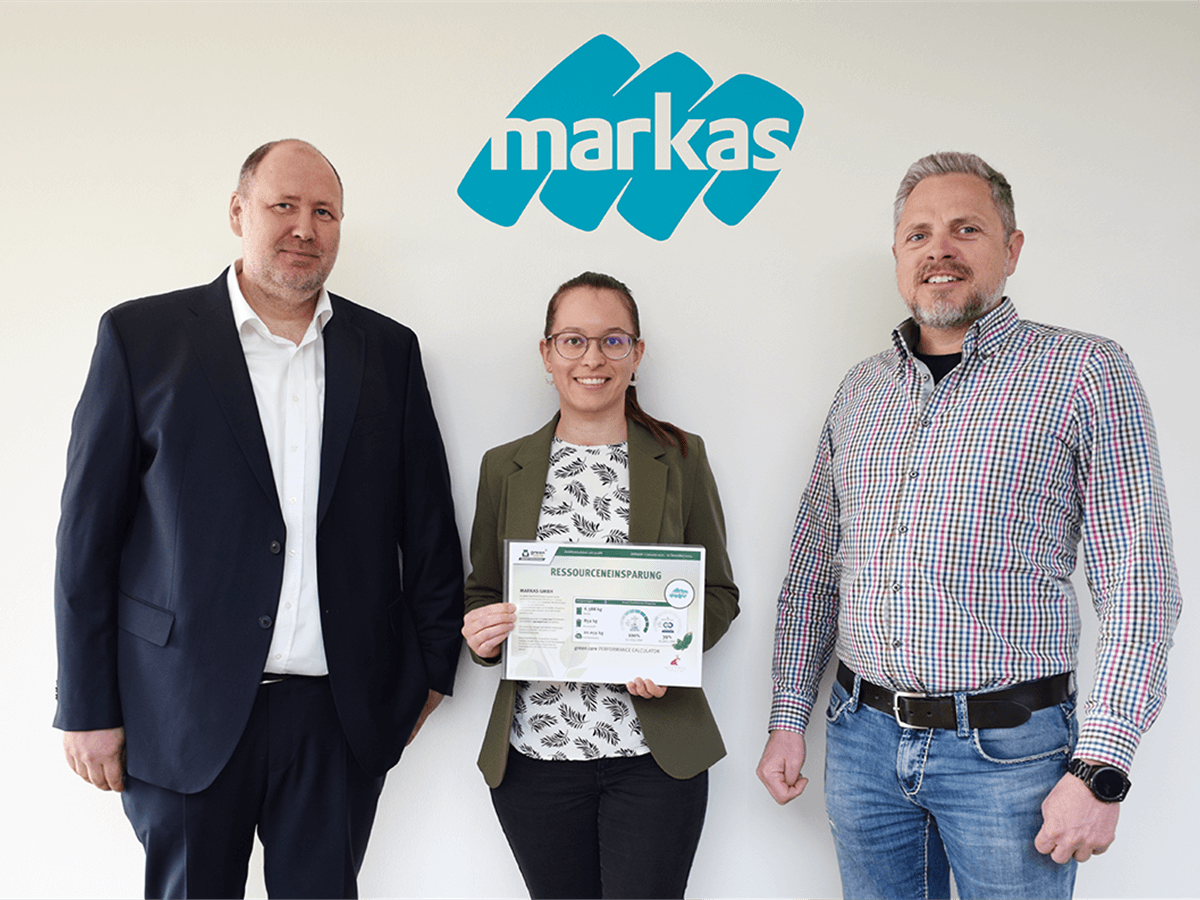 Roman Hörantner, von Werner & Mertz Professional überreichte das Green Care Performance Calculator Zertifikat 2023 an Markas ESG Managerin Angela Meissl und Martin Großsteiner, Leiter QHSE, IT & Projektmanagement.