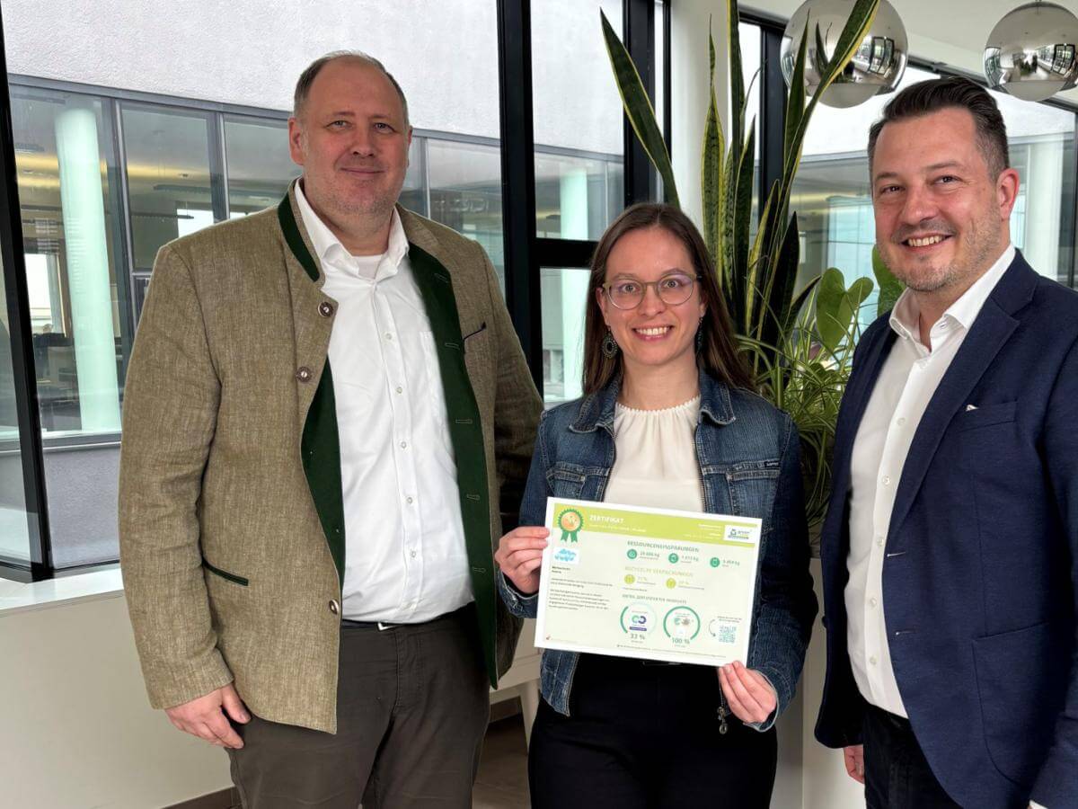 Roman Hörantner from Werner & Mertz Professional presented the Green Care Performance Calculator Certificate 2025 to Markas ESG Manager Angela Meissl and David Demetz, Managing Director